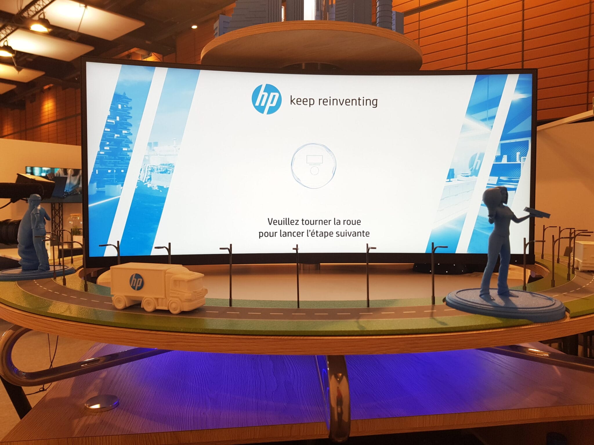 HP "Keep reinventing" interactive model with a curved screen and figurines
