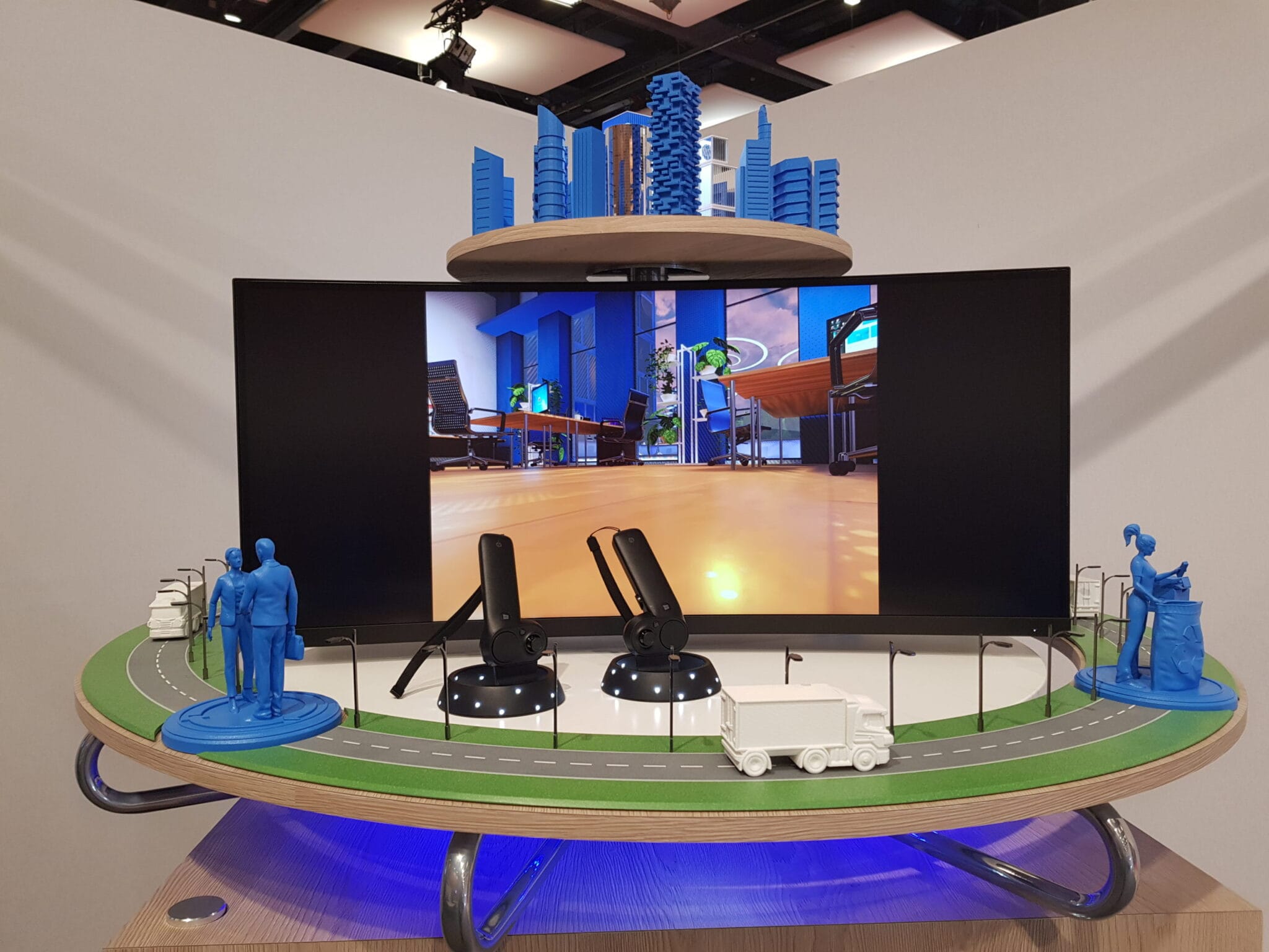 HP phygital model with a screen, figurines and VR headsets