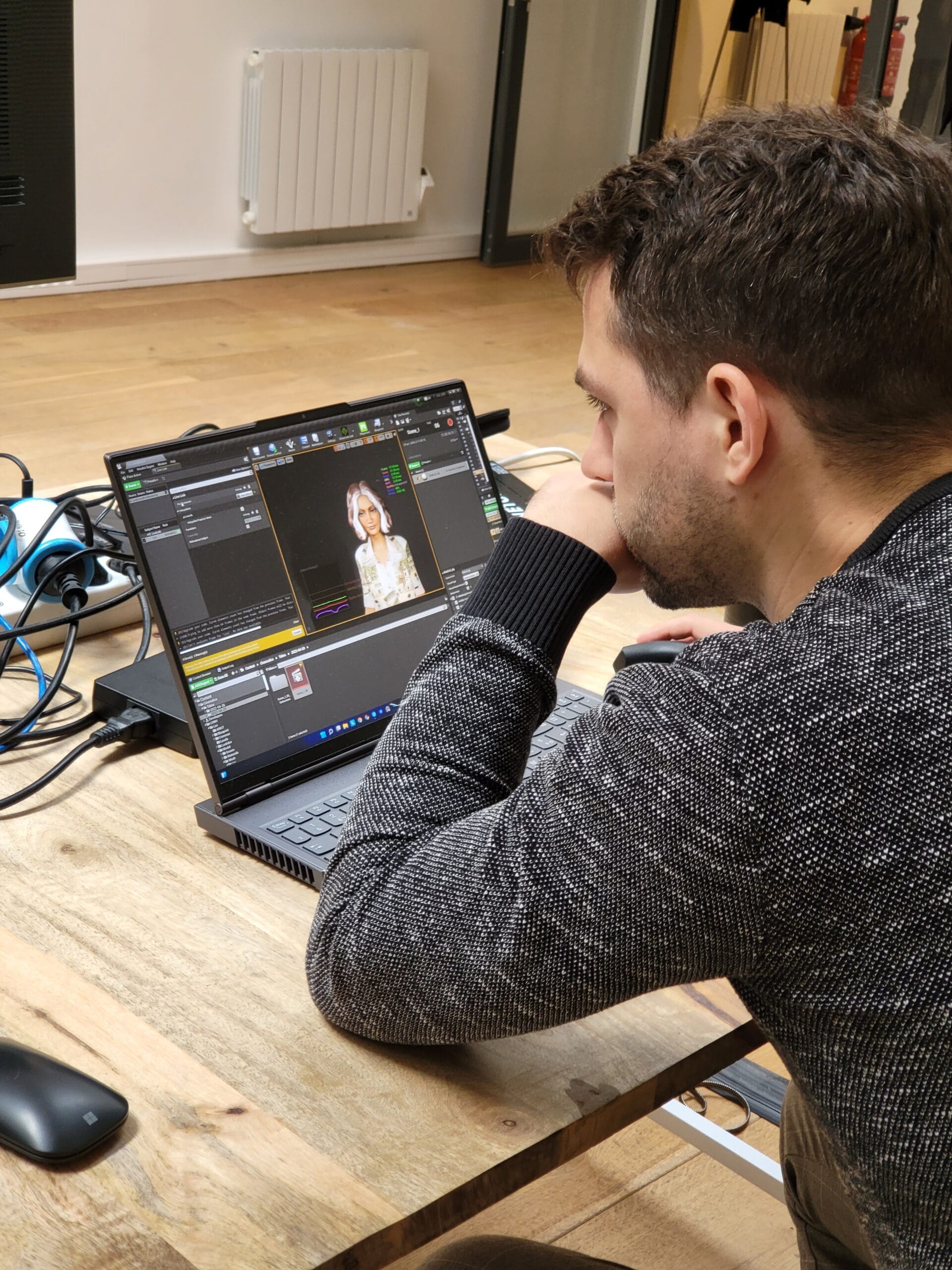 Making-of: animator adjusting the Livi avatar in motion capture on a laptop
