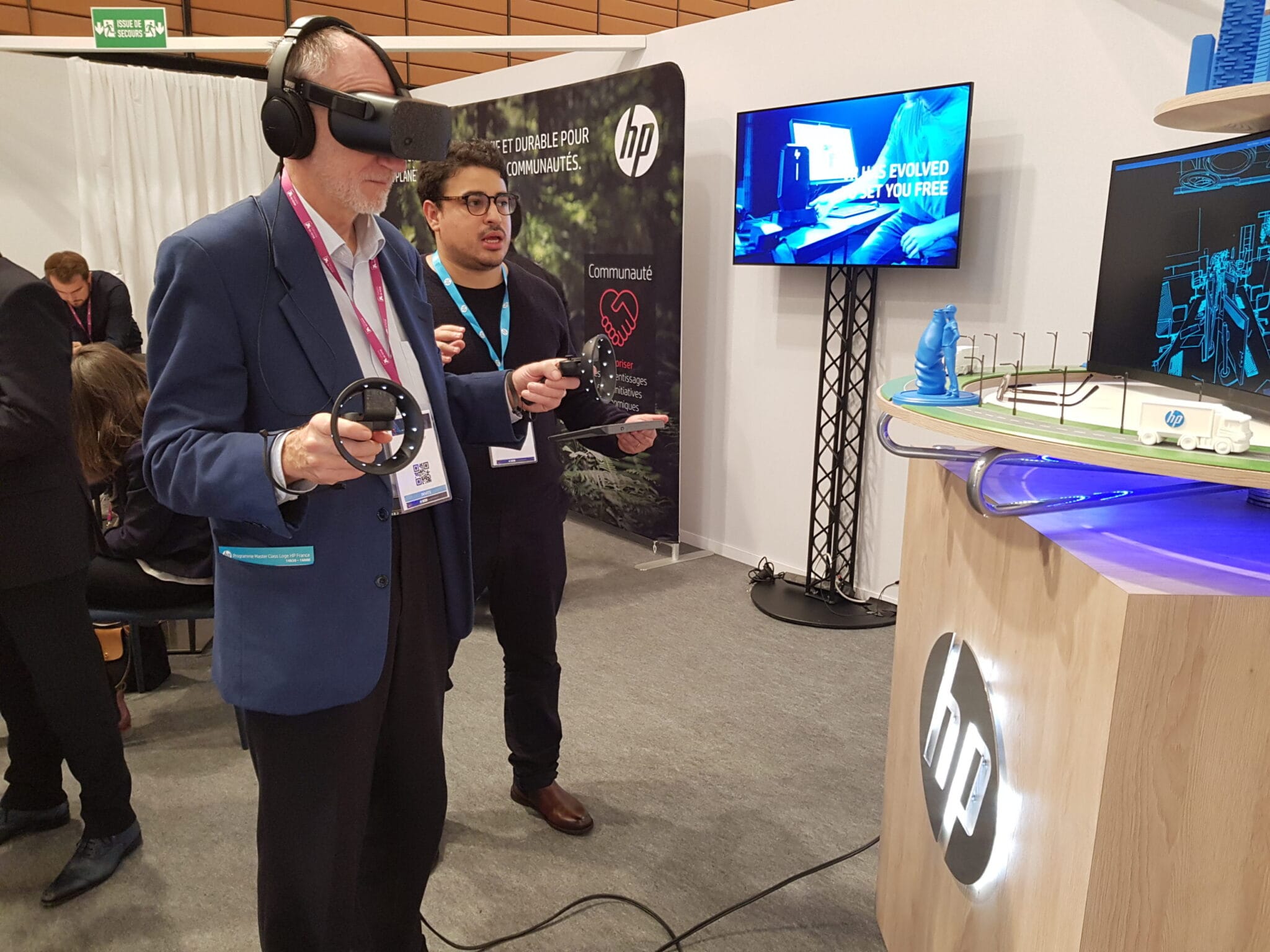 Visitor in a VR headset playing on the HP phygital model at a trade show