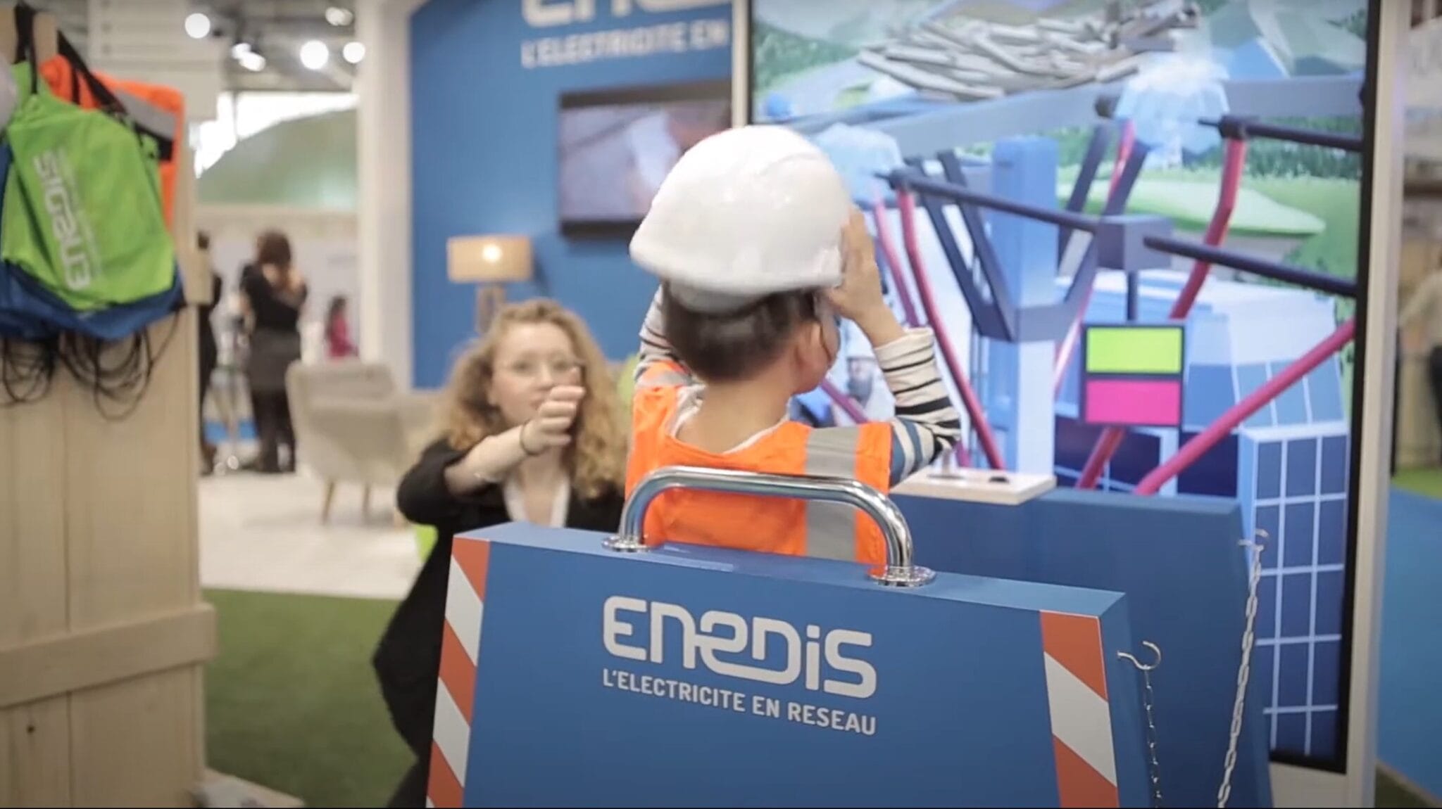 Child in a hard hat in the Enedis quiz interactive bucket