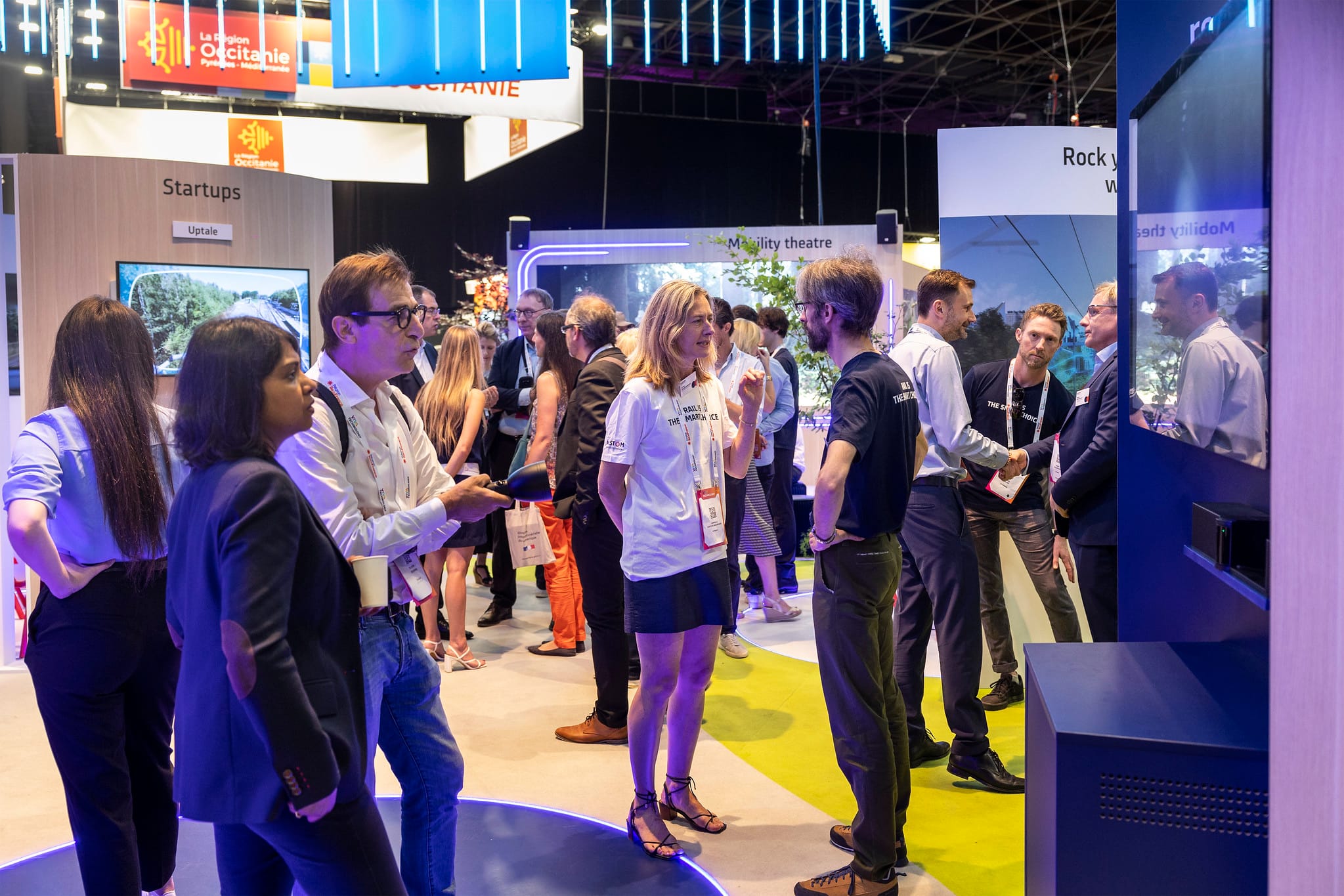 Visitors on the Alstom stand at VivaTech around the cybersecurity serious game