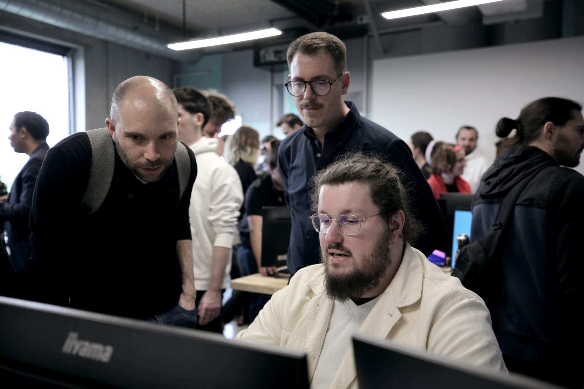 L'Oréal and Stellantis jury members watching a student present his Fortnite game