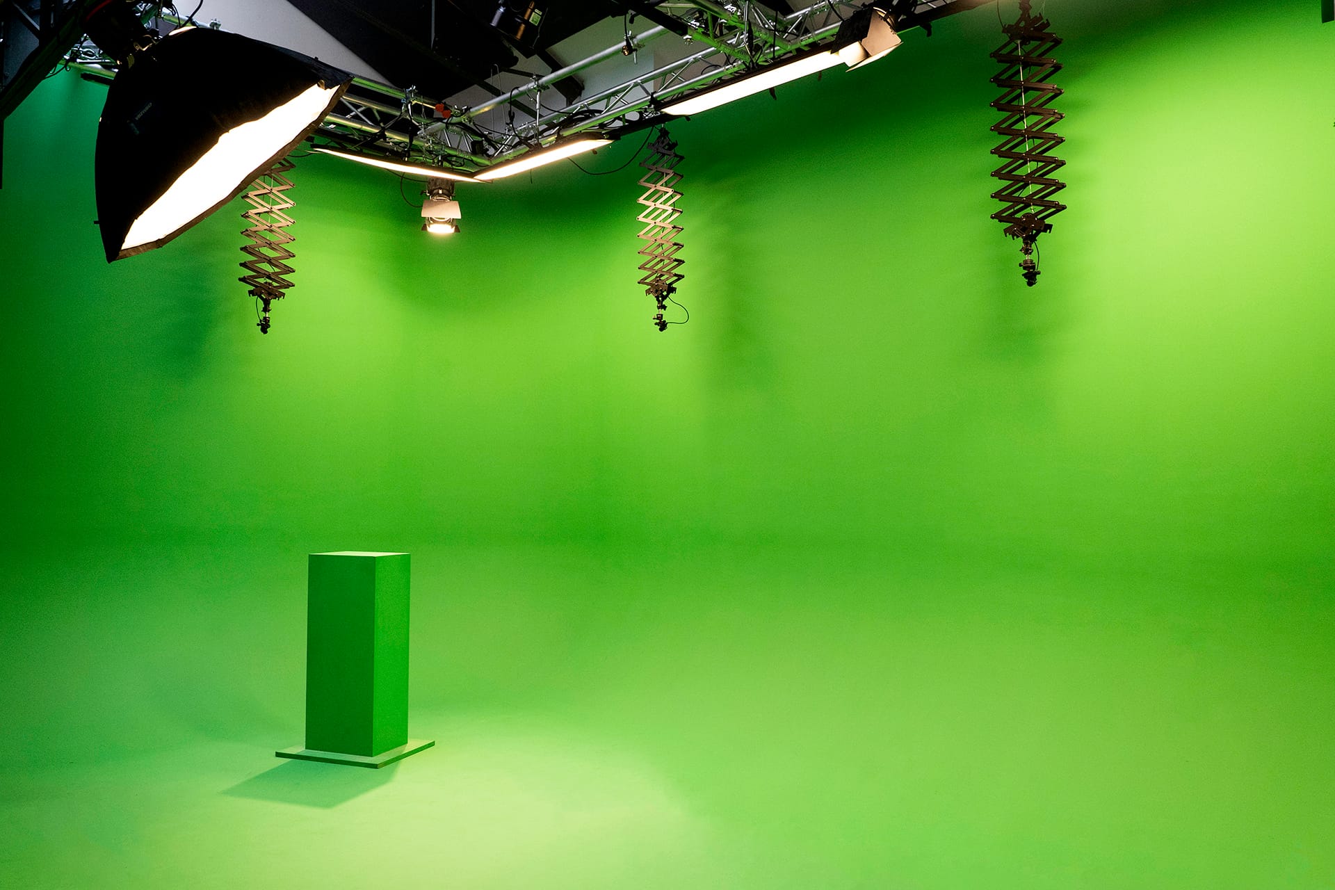 SoWhen?'s Multivert green screen studio in Paris, with lighting