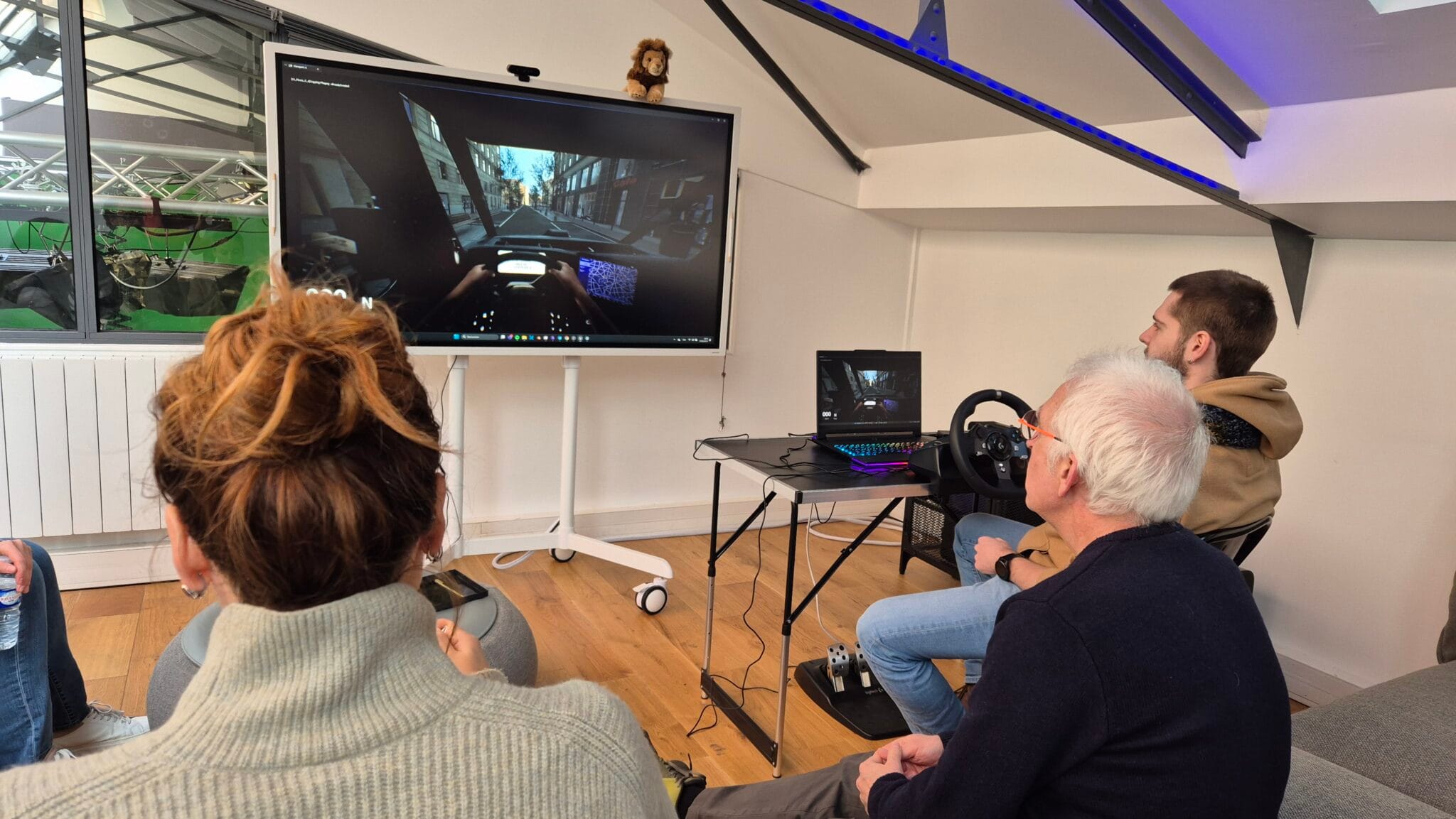 Flexis training on new technologies with a driving simulator, CreaTech Learning Center