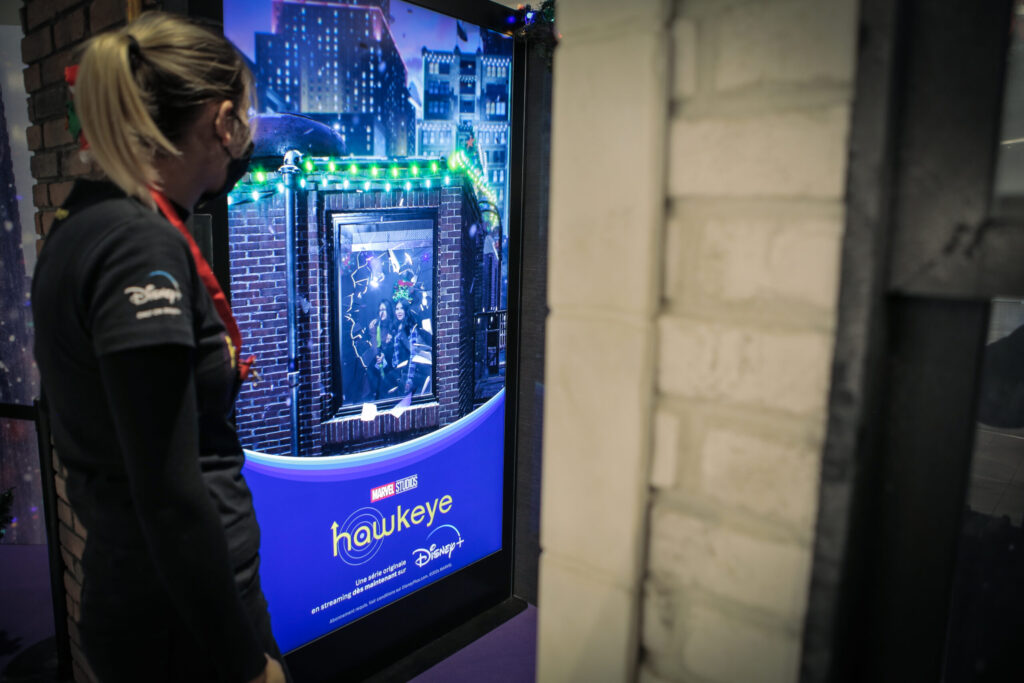 Dispositif borne interactive avec réalité augmentée sortie Hawkeye de marvel SoWhen?