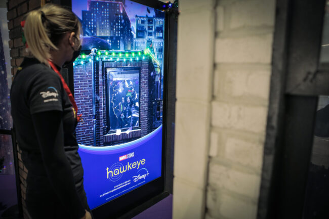totem interactif immersif installé au centre commercial part dieu par sowhen pour hawkeye disney+