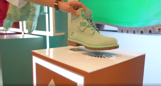 SoWhen? rend une chaussure Timberland interactive. Lorsqu'un visiteur la prend en main et la dépose sur une stèle phygitale, un contenu se déclenche sur l'écran associé.