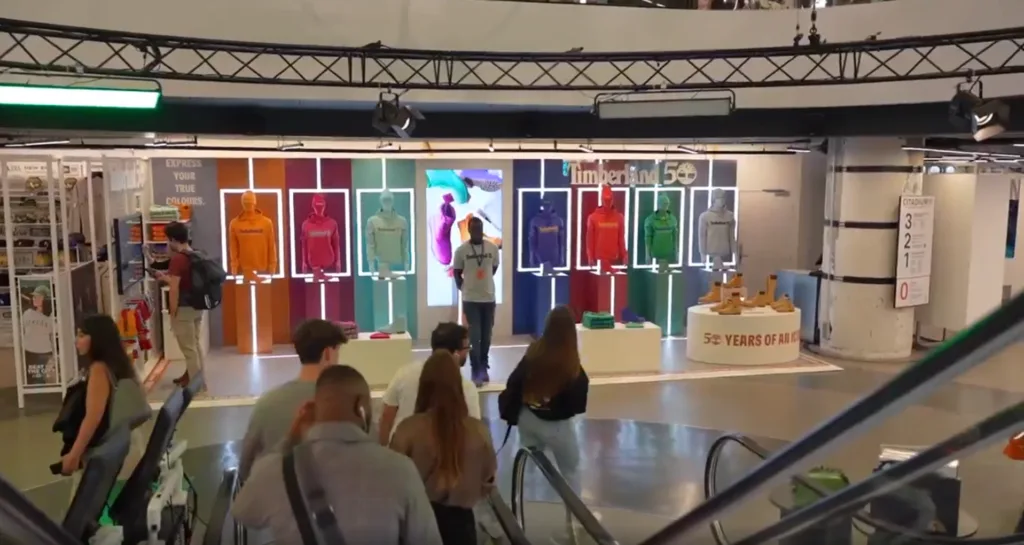 on découvre un stand Timberland plein de couleurs, les chaussures ont des couleurs également. Ce stand est attirant car ludique via des interactions phygitales.
